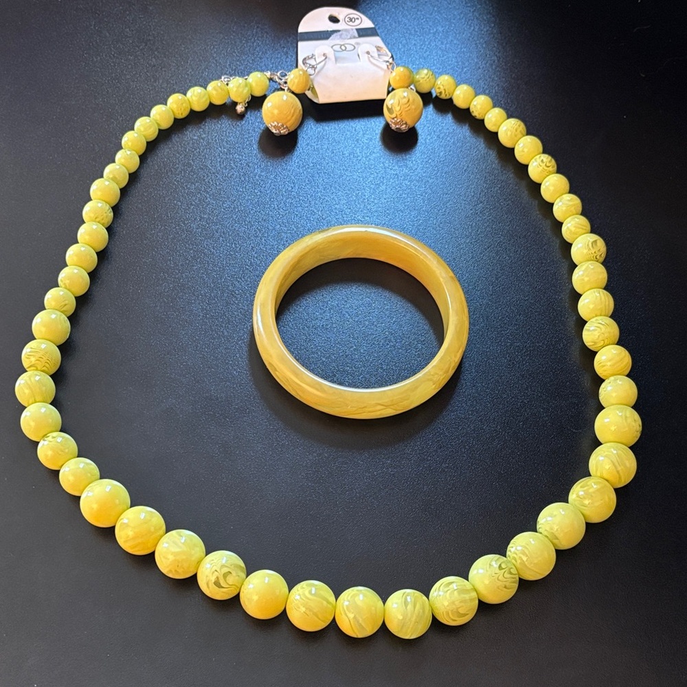 Elegant Yellow Beaded Necklace and Bracelet Set